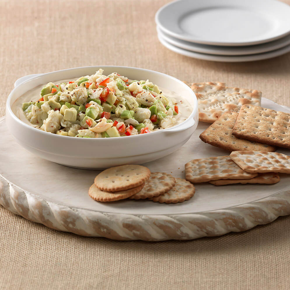 Recette avec du ReaLemon : Trempette à l'avocat et au crabe servie avec craquelins
