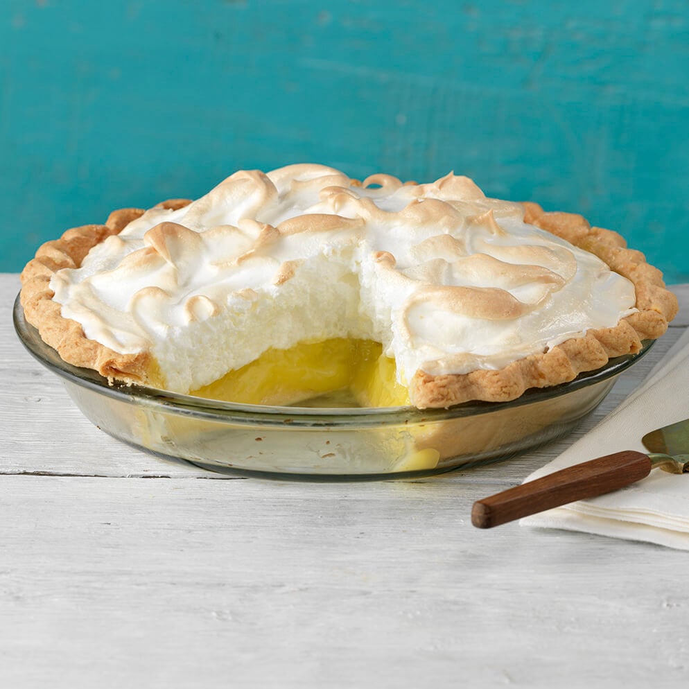  Recette avec du ReaLemon : Tarte classique au citron et à la meringue entamée dans son assiette 