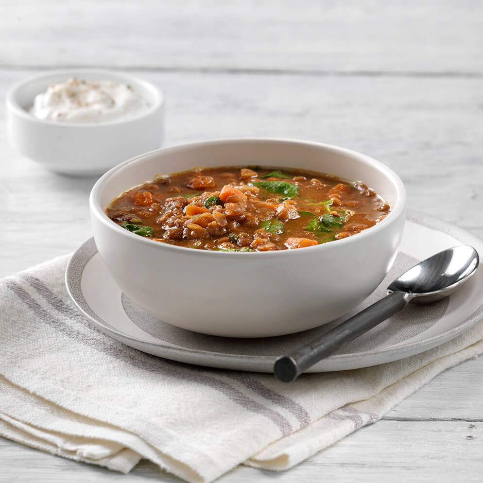  Recette avec du ReaLemon : Soupe aux lentilles au cari avec épinards dans un bol 