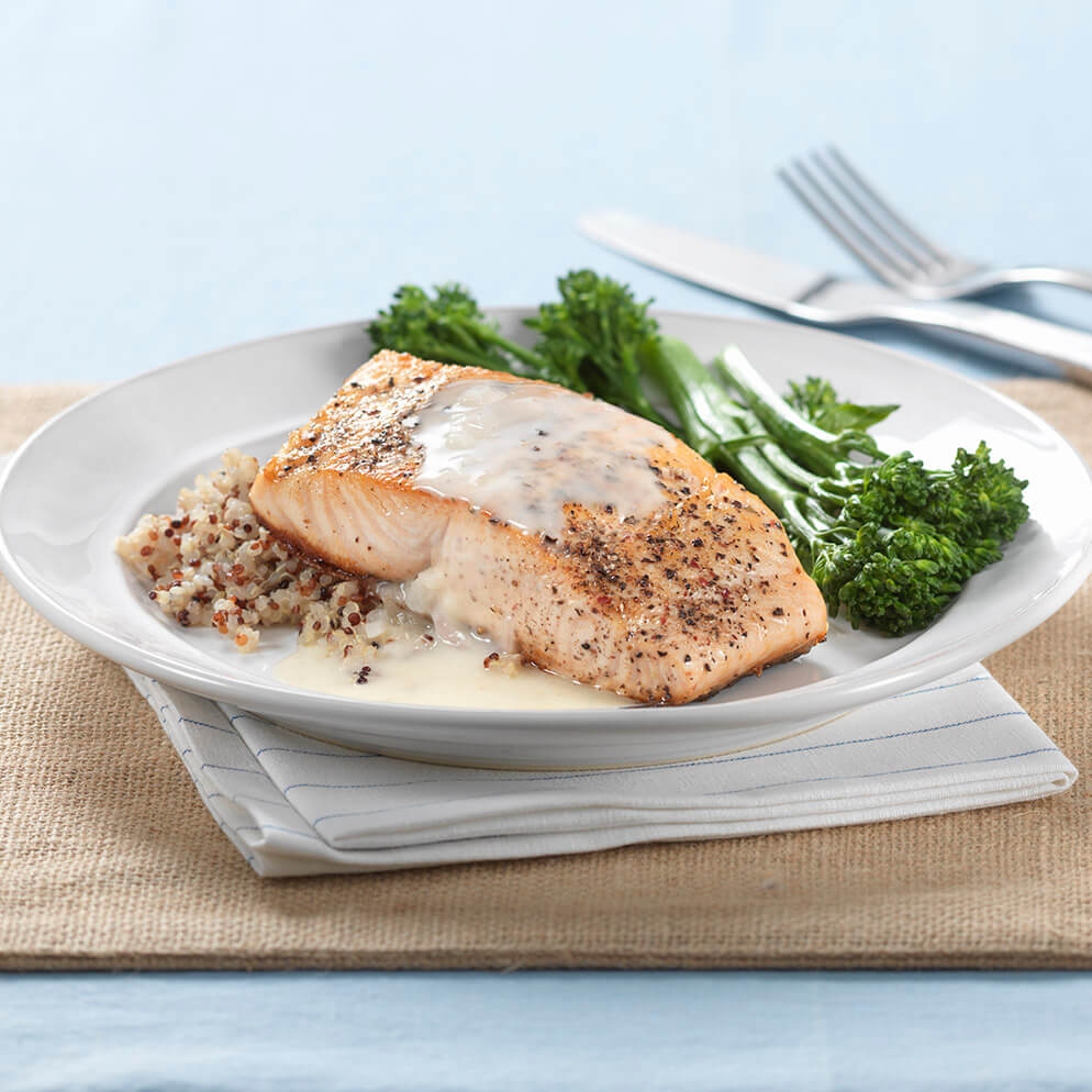 Recette avec du ReaLemon : Saumon à la sauce au beurre citronnée servi dans une assiette