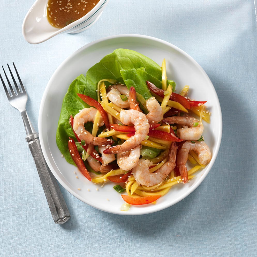  Recette avec du ReaLemon : Salade aux crevettes et à la mangue dans une assiette 